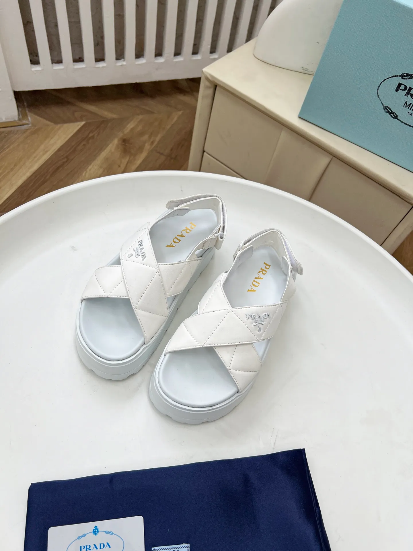 👟👟Ex-factory price 440👟👟 Prada/Prada 25ss summer new couple's beach thick-soled Birkenstock sandals. This shoe style is really a classic design that will not go out of style and is in line with everyone's current pursuit of comfortable and healthy wearing concepts. It is regarded by many domestic and foreign celebrities and fashionistas as an important choice for daily slippers. ✔Upper: imported super soft sheepskin ✔Inner lining: imported sheepskin ✔Hardware: Original molded split hardware ✔Outsole: Ultra-light, wear-resistant and non-slip foam sole ✔Number of yards: 35~40 (custom-made 40 pieces are non-refundable)